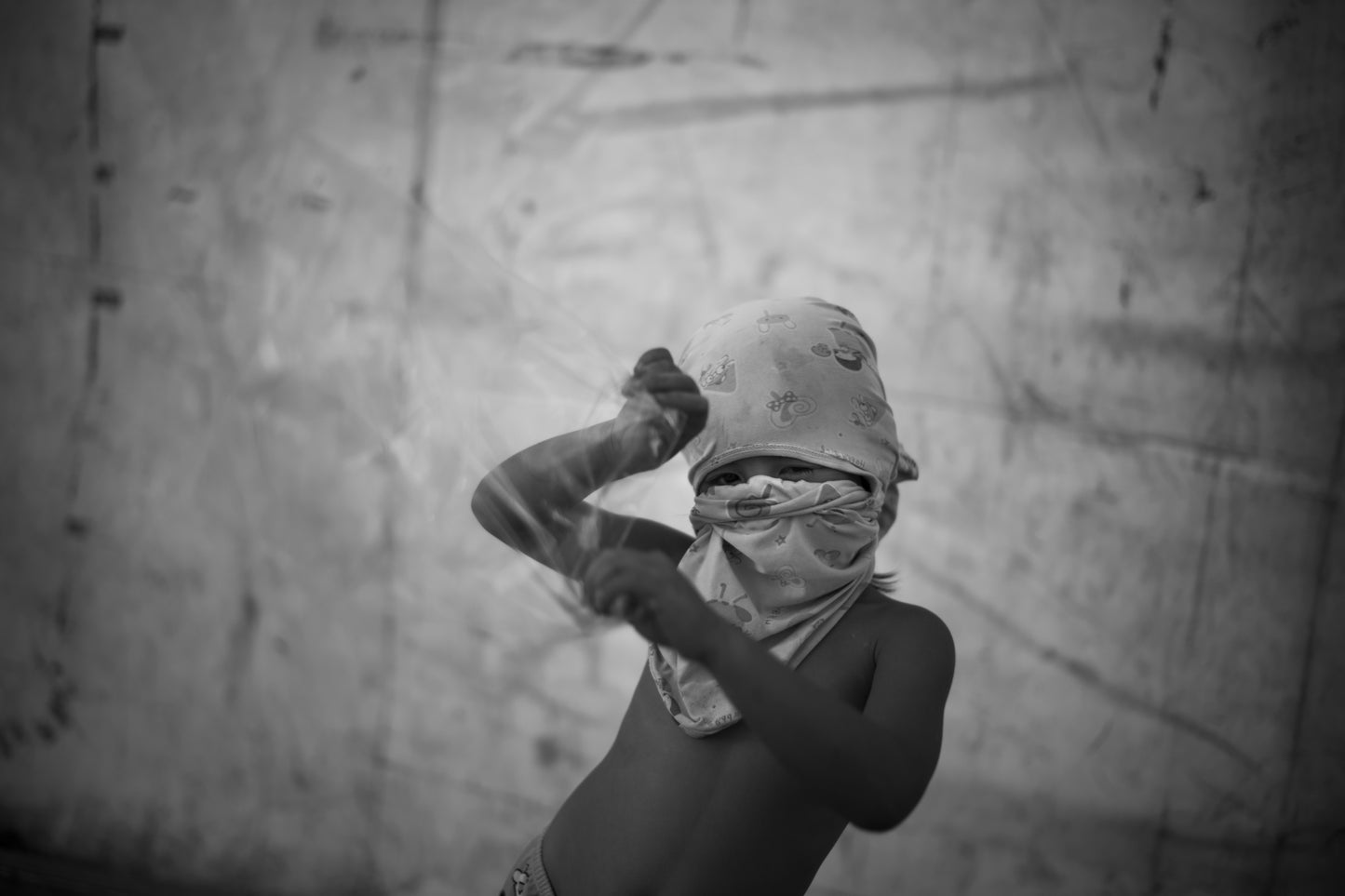 A child in Marawi (the Philippines) pretending to be a member of ISIS