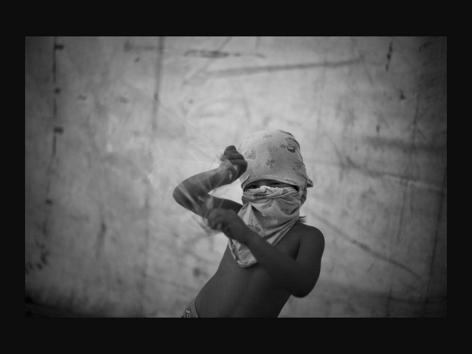 A child in Marawi (the Philippines) pretending to be a member of ISIS